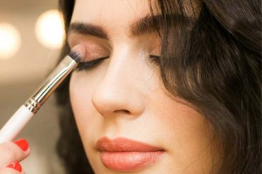 3 Must Have Benefits of Hiring a Makeup Artist in Delhi