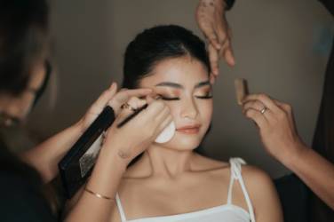 How Pro Makeup Artists Create A Natural Glow Makeup Look