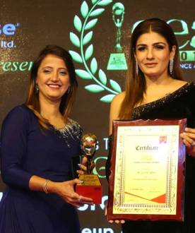 Pooja Goel Received GEA Award 2018 by Raveena Tandon