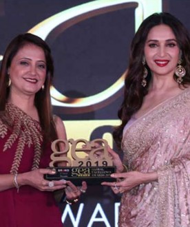 Pooja Goel Received GEA Award 2019 By Madhuri Dixit Nene